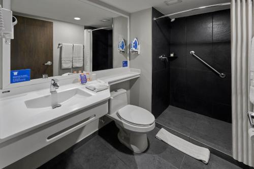 恩塞纳达港City Express by Marriott Ensenada的一间带水槽、卫生间和淋浴的浴室