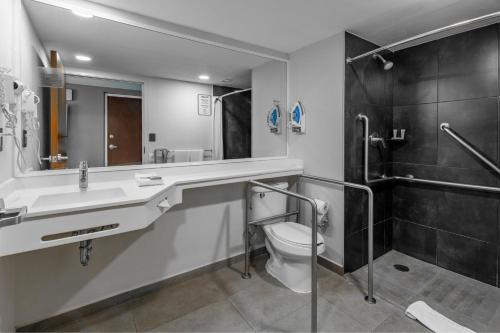 切图马尔切图马尔城市快捷酒店的浴室配有卫生间、盥洗盆和淋浴。