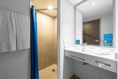 梅里达City Express Junior by Marriott Merida Altabrisa的一间带水槽和镜子的浴室