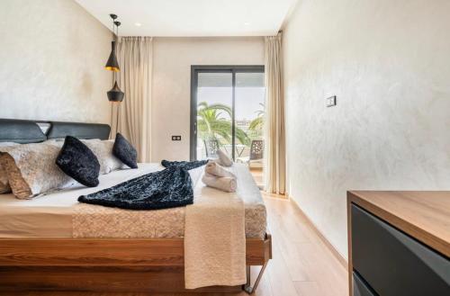 卡萨布兰卡Incantevole Luxury apprt nel cuore di Casablanca的一间带大床的卧室和一个阳台