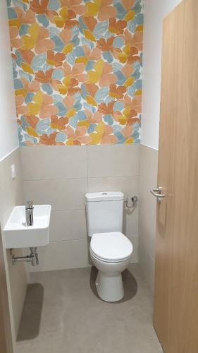 波尔多Bloom Hostel Bar & Garden的一间带卫生间的浴室和墙上的绘画