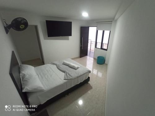 GuadalupeHOTEL SENDERO LAS GACHAS的一间卧室配有一张床和一台平面电视