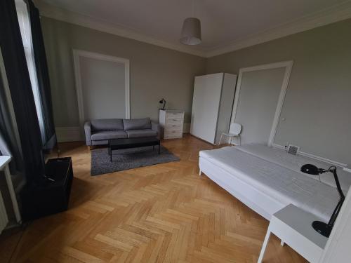 斯德哥尔摩Home Inn SVG108的一间卧室配有一张大床和一张沙发