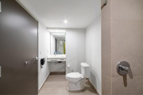 比亚埃尔莫萨City Express Junior by Marriott Villahermosa的一间带卫生间和水槽的浴室