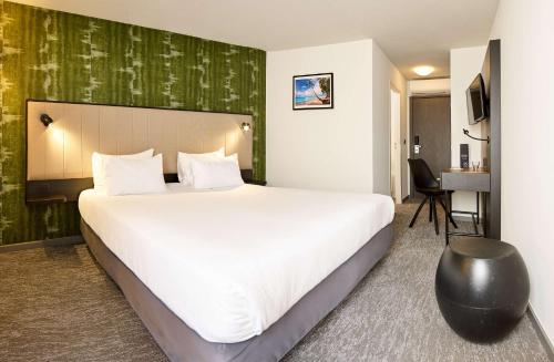 瓦夫尔瓦夫尔贝斯特韦斯特酒店的酒店客房设有一张大床和一张书桌。