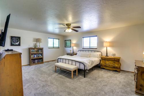 普雷斯科特Prescott Retreat with Gas Grill, Deck and Fireplace的一间卧室配有一张床和吊扇