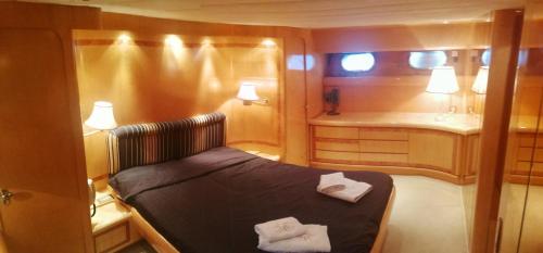 新派拉莫斯Luxury Vacations, Accommodation的小房间设有床和水槽