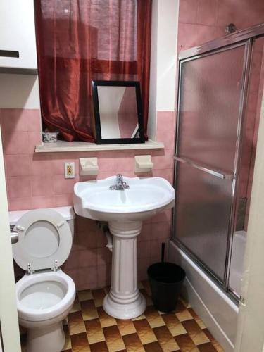 纽约1C CLOSe的浴室配有卫生间、盥洗盆和淋浴。