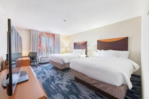 内珀维尔万豪芝加哥内珀维尔费尔菲尔德客栈及套房酒店的酒店客房设有两张床和一台平面电视。