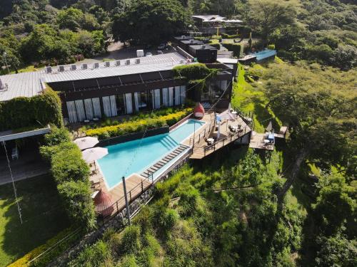 El CongoCardedeu Hotel Lago de Coatepeque的享有带游泳池的房屋的空中景致