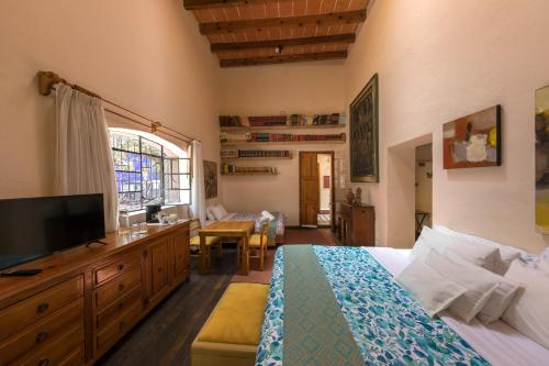 墨西哥城Meztli: Casa Boutique & Spa的一间卧室配有两张床和一台平面电视