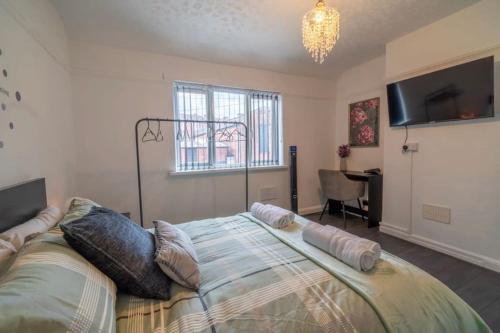 诺丁汉Entire home in Nottingham的一间卧室配有一张床、一个窗口和一张书桌