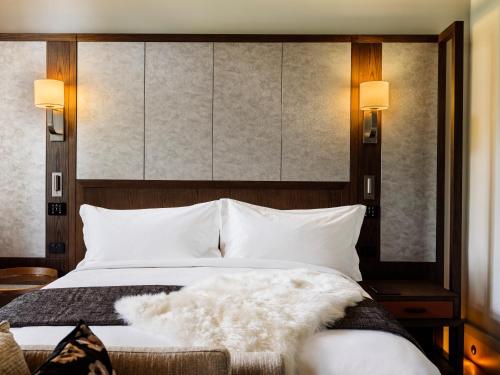 霍巴特The Tasman, a Luxury Collection Hotel, Hobart的卧室配有一张白色的床和大型床头板