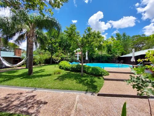特玛斯德戴曼卡尔达斯戴曼酒店的一个带游泳池和树木的度假庭院