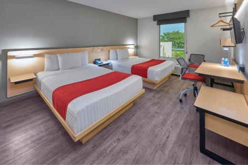 伊拉普阿托伊拉普阿托城市快捷酒店的酒店客房配有两张床和一张书桌