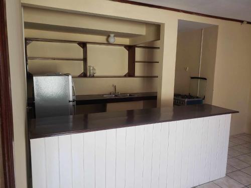 玉米岛Sunrise Hotel的厨房配有带水槽和镜子的台面