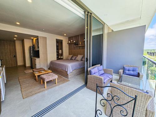 卡塔赫纳Apartamento en Morros Zoe con acceso directo al mar en Cartagena的酒店客房设有床和客厅。