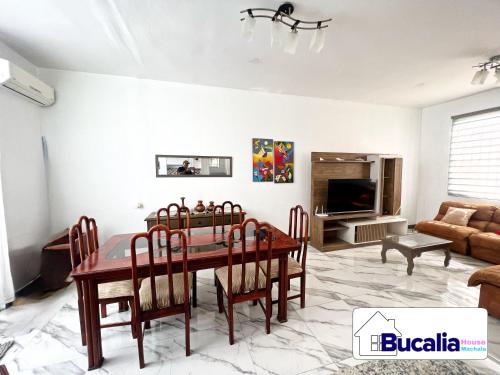 马查拉Bucalia House Machala的客厅配有桌子和沙发