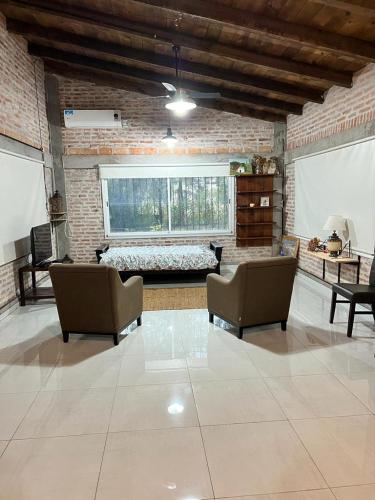 卡塔马卡La Santa Rita Casa con Encanto!的客厅配有两把椅子和一张沙发