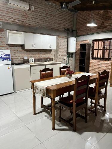 卡塔马卡La Santa Rita Casa con Encanto!的厨房配有桌椅和冰箱。