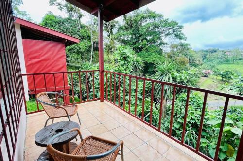 Beautiful Casa Aire near Lake Arenal in Nuevo Arenal - Casas Airelibre的阳台或露台