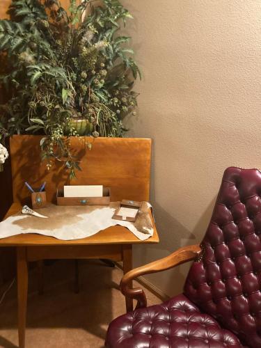 夏延Yellowstone Cattle Baron EnSuite, Private Entrance & Parking - Prairie Rose B&B的桌子和椅子,桌子旁边,植物