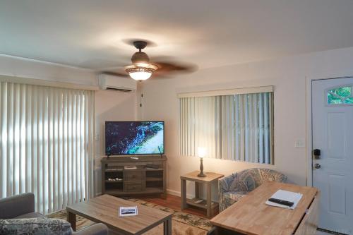 维雷亚South Maui 1 BR Guest Suite - Kamaole Beach Area的带沙发和电视的客厅