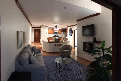 阿瓦隆Hamilton Cove Panoramic Ocean View Condo #2/32的带沙发的客厅和厨房