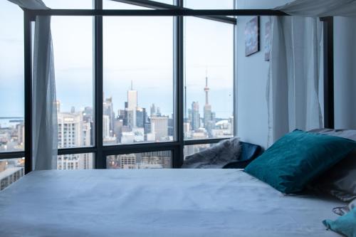 多伦多Great View High Rise in Central Toronto的一间带一张床的卧室,享有城市美景