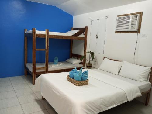 爱妮岛LALUNA COTTAGES的一间卧室配有两张双层床。