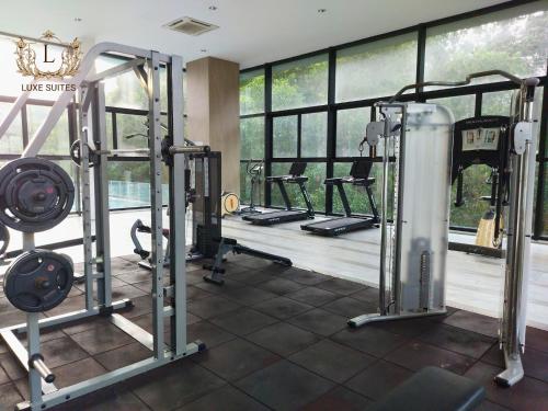 新山Luxe Suites at Skyloft的窗户前设有数台跑步机的健身房