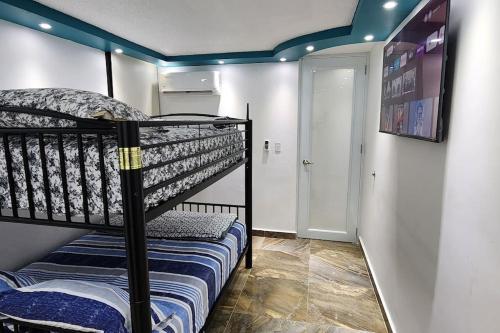 RH los angeles (#2) 2do floor front of airport的小型客房配有双层床,提供1张双层床。