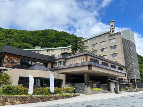 Jozankei定山溪翠山亭酒店的酒店建筑背景是一座山