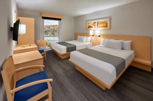 诺加利斯诺加利斯城市快捷酒店的酒店客房设有两张床和电视。