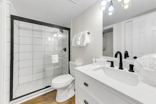 罗马尔海滩Seaside Beach & Racquet 5614的白色的浴室设有卫生间和淋浴。