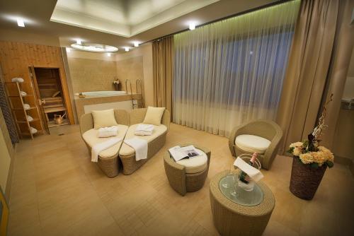 伏尔塔瓦河畔赫卢博卡迪亚曼特疗养酒店的客厅配有沙发和桌子