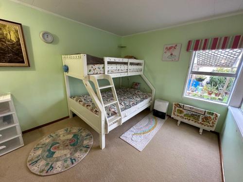 奥克兰Lucky house的一间卧室设有两张双层床和一扇窗户。