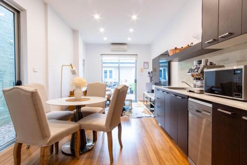 悉尼Eggies Nest - Sydney City Apartment的厨房以及带桌椅的用餐室。