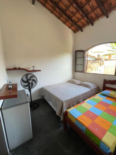 安格拉杜斯雷斯Angra dos Reis - Casa pé na areia na Praia de Fora - Ponta Leste的一间卧室设有两张床和窗户。