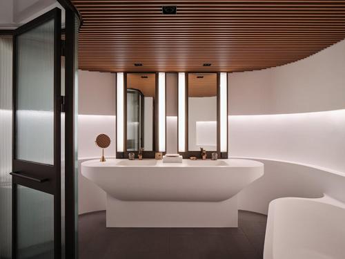 首尔Ananti at Gangnam的浴室设有白色水槽和镜子
