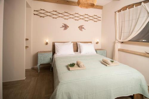 AlmirónWood&Stone Guesthouse的一间卧室配有一张带两个枕头的床