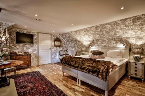瓦斯泰纳瓦斯泰纳Spa酒店的一间壁纸客房内的大床卧室