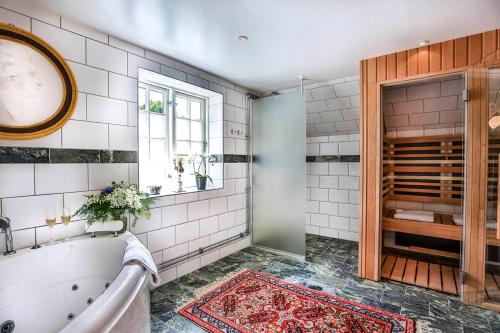 瓦斯泰纳瓦斯泰纳Spa酒店的带浴缸和窗户的浴室