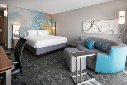 拉斯维加斯万怡酒店-拉斯维加斯会展中心的酒店客房,配有床和沙发