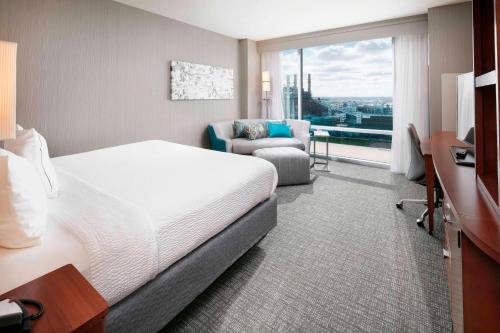 印第安纳波利斯印第安纳波利斯市区庭院酒店的酒店的客房 - 带一张床、椅子和窗户