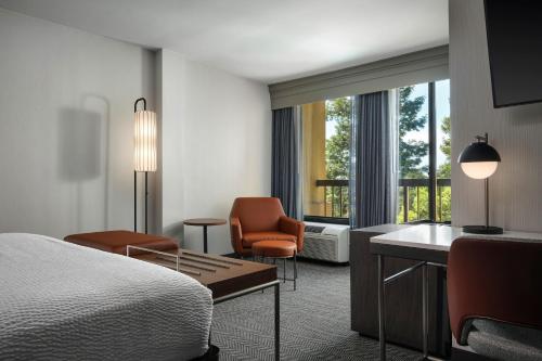 圣罗莎圣罗莎万怡酒店的配有一张床和一把椅子的酒店客房