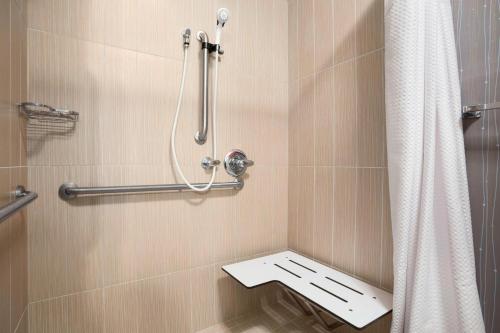 斯普林菲尔德斯普林菲尔德万怡酒店的浴室配有淋浴和卫生间。