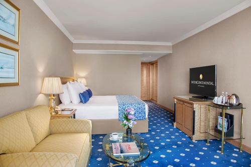 伊斯坦布尔伊斯坦布尔洲际酒店的酒店客房,配有床和电视