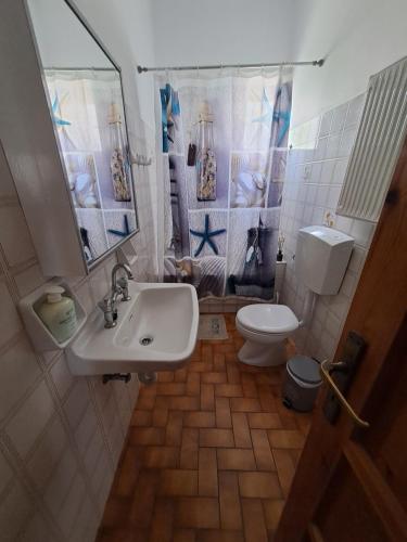 MárpissaCycladic House in Paros的一间带水槽和卫生间的浴室