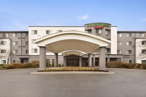 伍德布里奇Courtyard by Marriott Potomac Mills Woodbridge的拥有大型建筑的酒店,设有大型入口